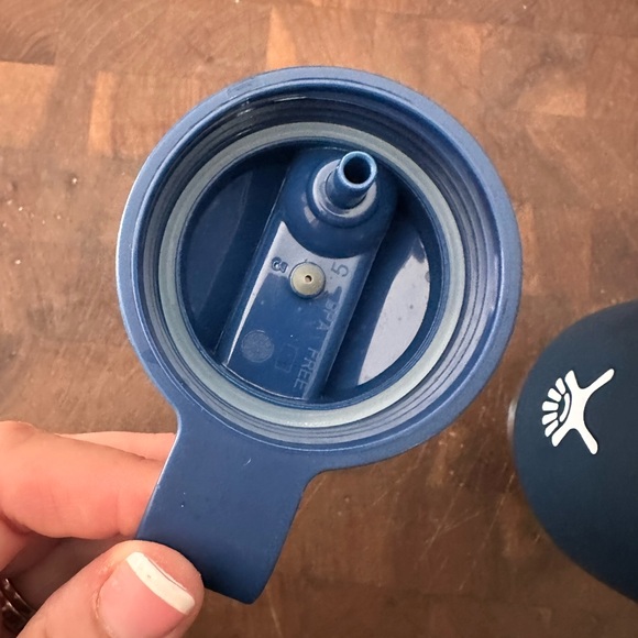 EUC Hydro Flask 32oz insulated cup with sipper top - Picture 5 of 6